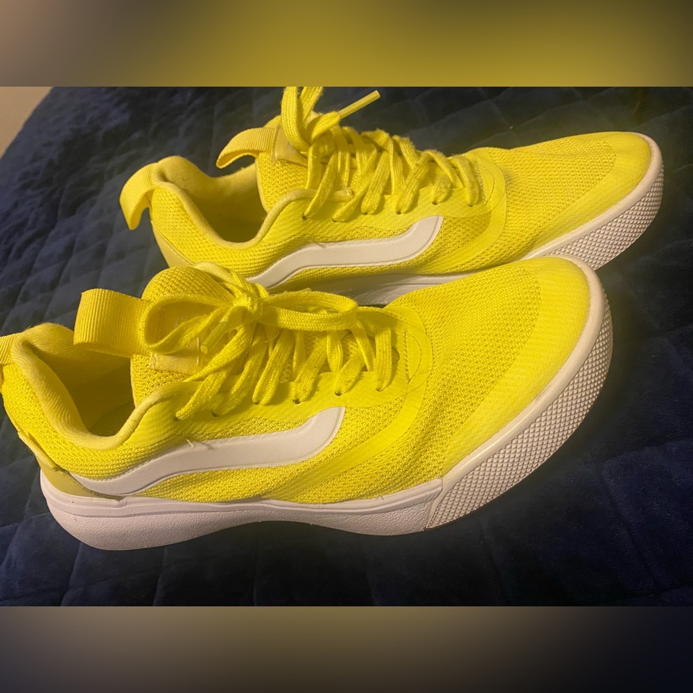 Vans UltraRange Yellow Sneakers – Men’s 7 / Women’s 8.5